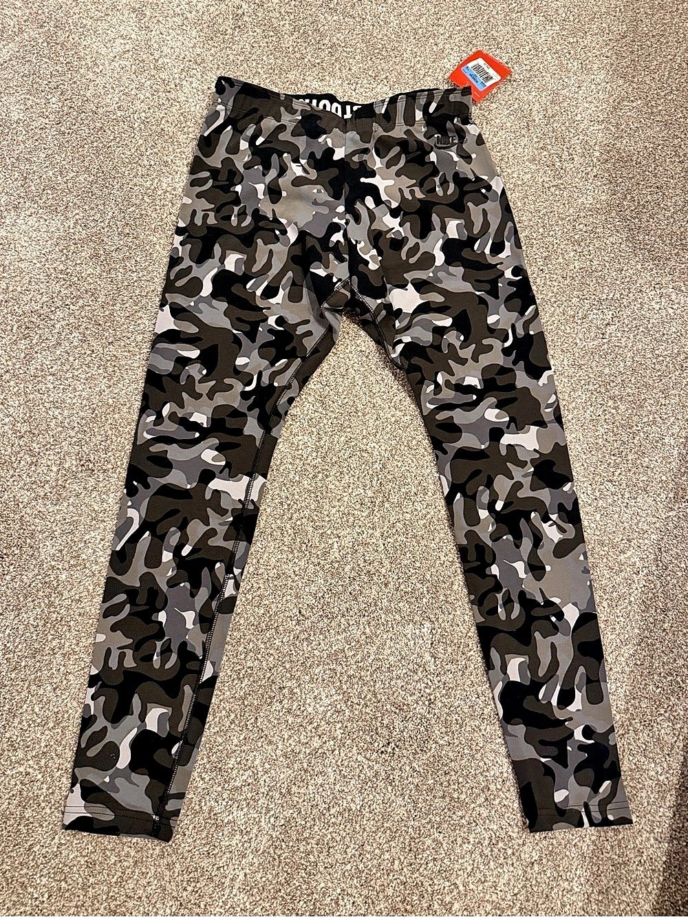 Nike women’s Black & Gray Camo leggings, sz med, ntw